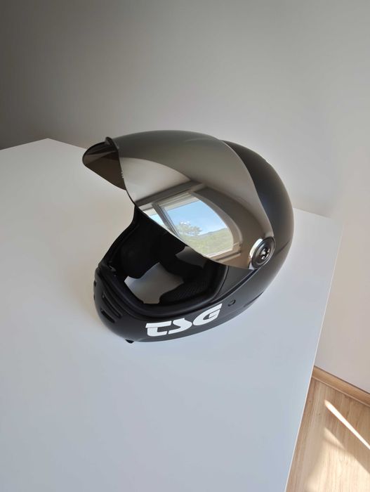 Продавам каска TSG Pass 2.0 Full Face