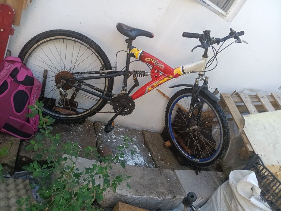 Bicicleta rosie  cu alb