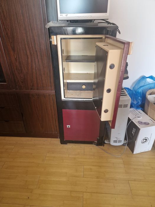 Продам сейф офисный