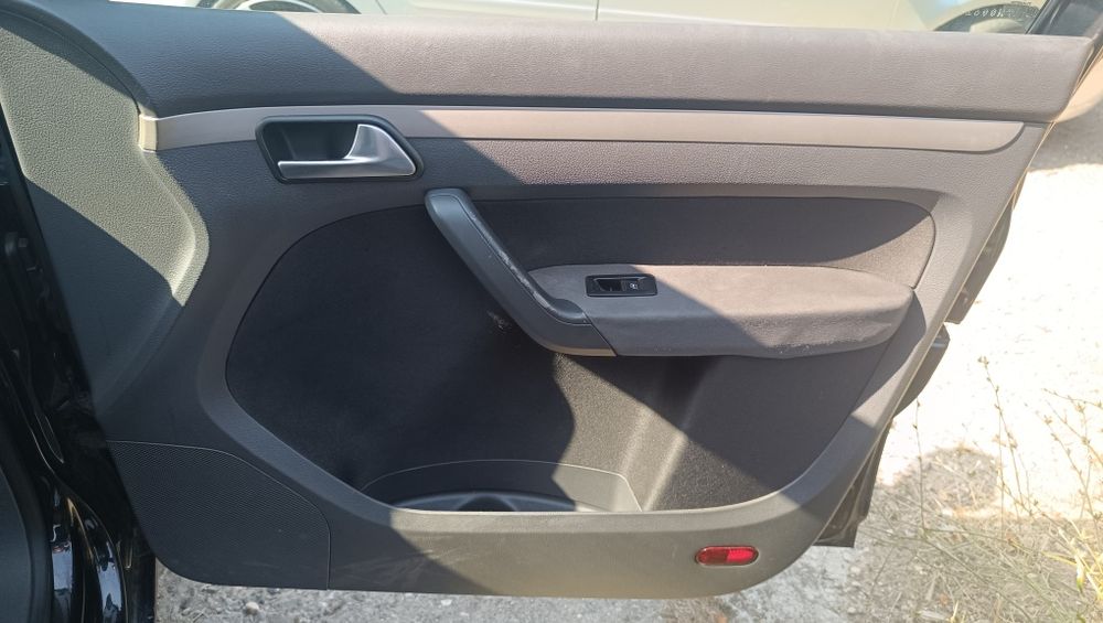 Продавам VW Touran 1.9tdi 105кс. 
и ВСЯКАКВИ Голф 5ци на ЧАСТИ