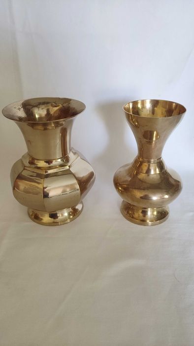 Петорен лот от кани и вази и чаша от масивен месинг