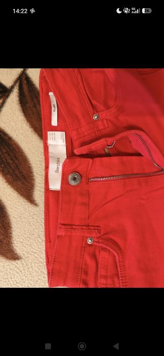 Pantaloni evazați, cu talie înaltă și model la spate