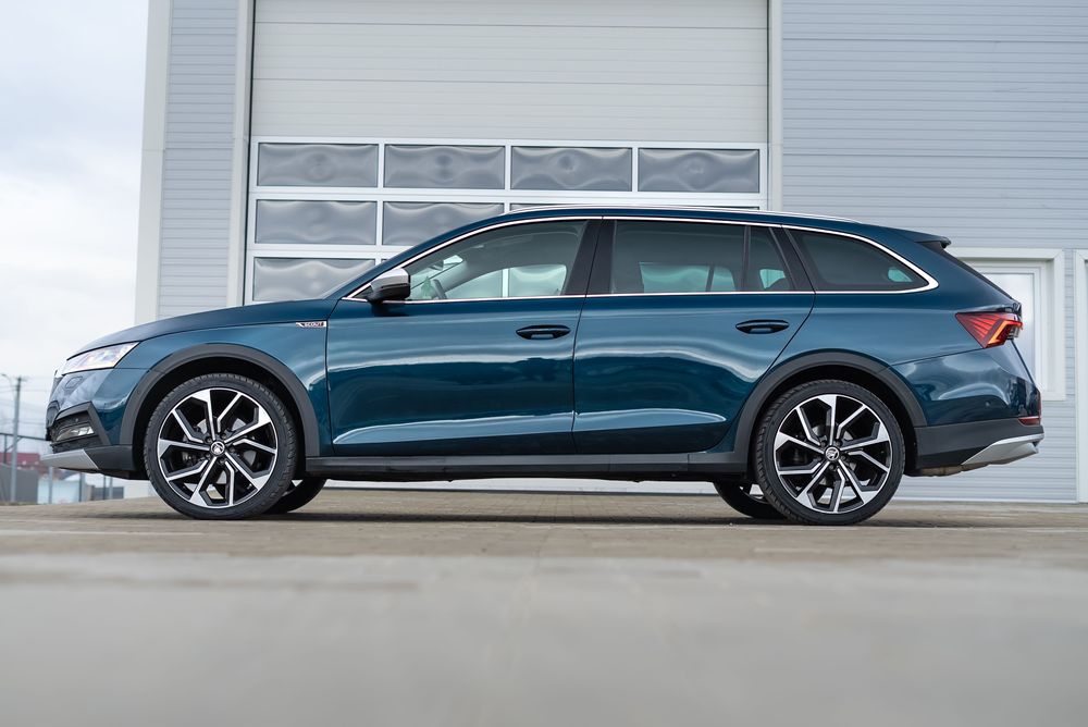 Skoda Octavia-Scout-2023-Automata-ACC-4x4-HUD-Camera-Lane assist-TVA