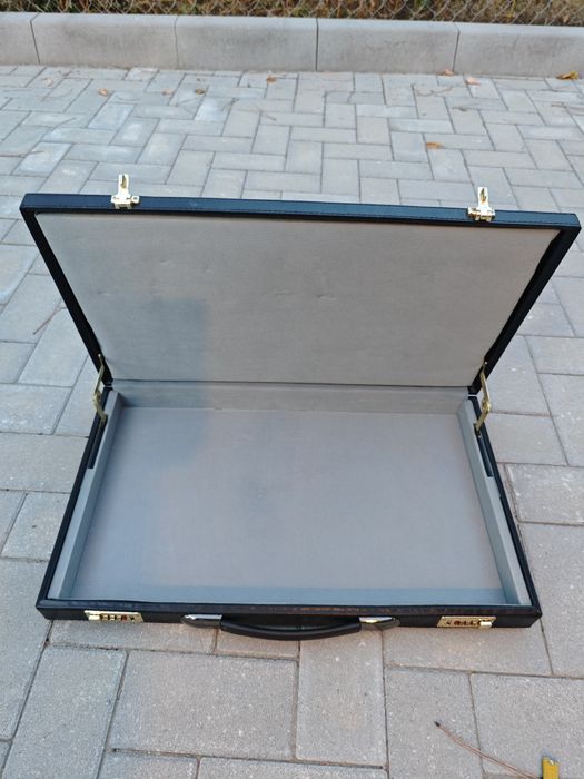 Продавам дипломатически куфар 60/30см