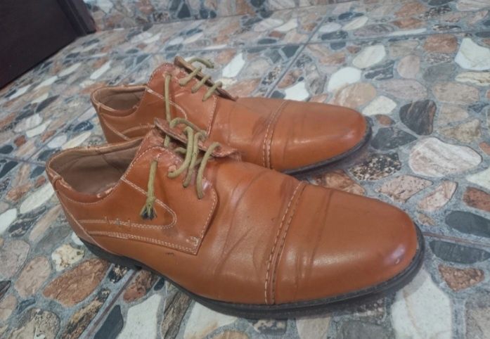 Pantofi barbati din piele marca Lasocki marimea 44-45 in stare perfecta.
Are branturi groase pentru confort termic.
Pantofii au fost putin folositi ne