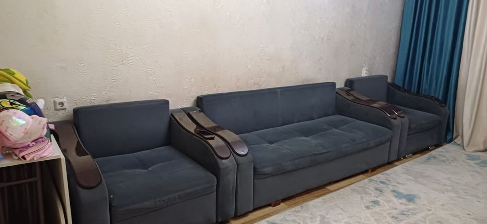 Кухонный гарнитур, холодильник, диван