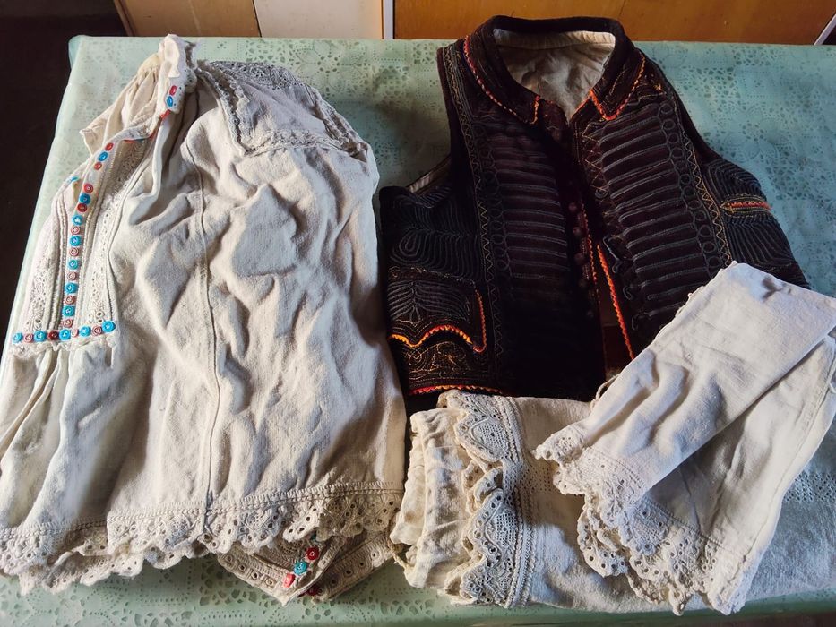 Vând costum național