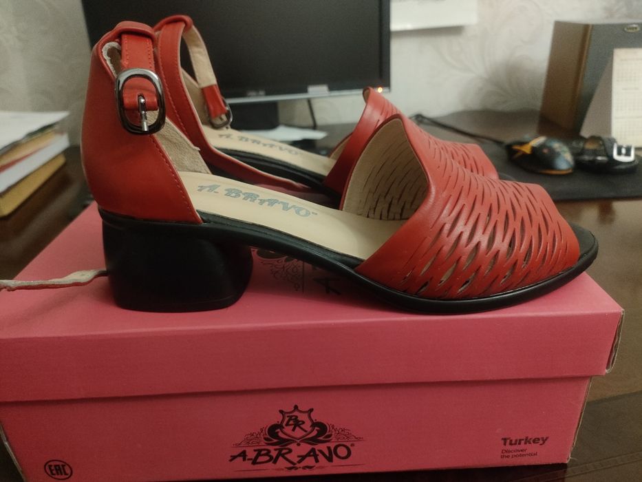 Продаются Босоножки