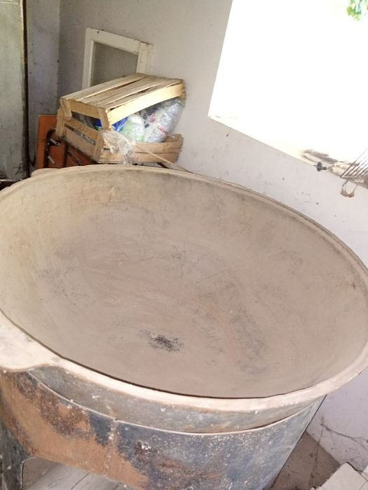 Чугунный казан с очагом