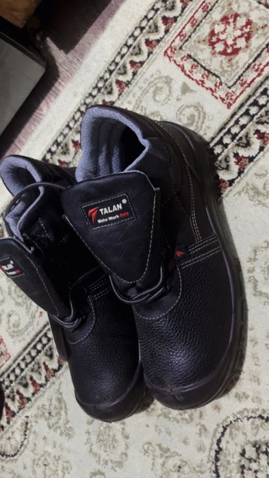 Продам производственные ботинки