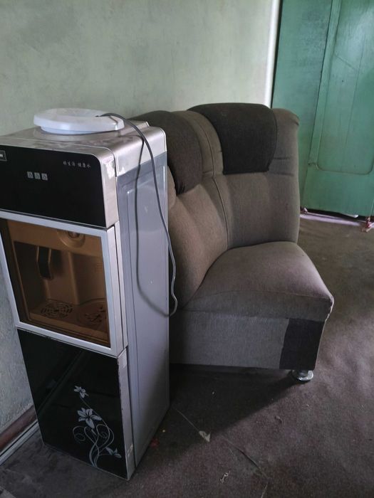 Кулер и уголок от дивана