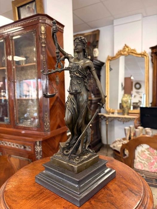 Justitia - 890lei 
Justitia-Statuetă din bronz