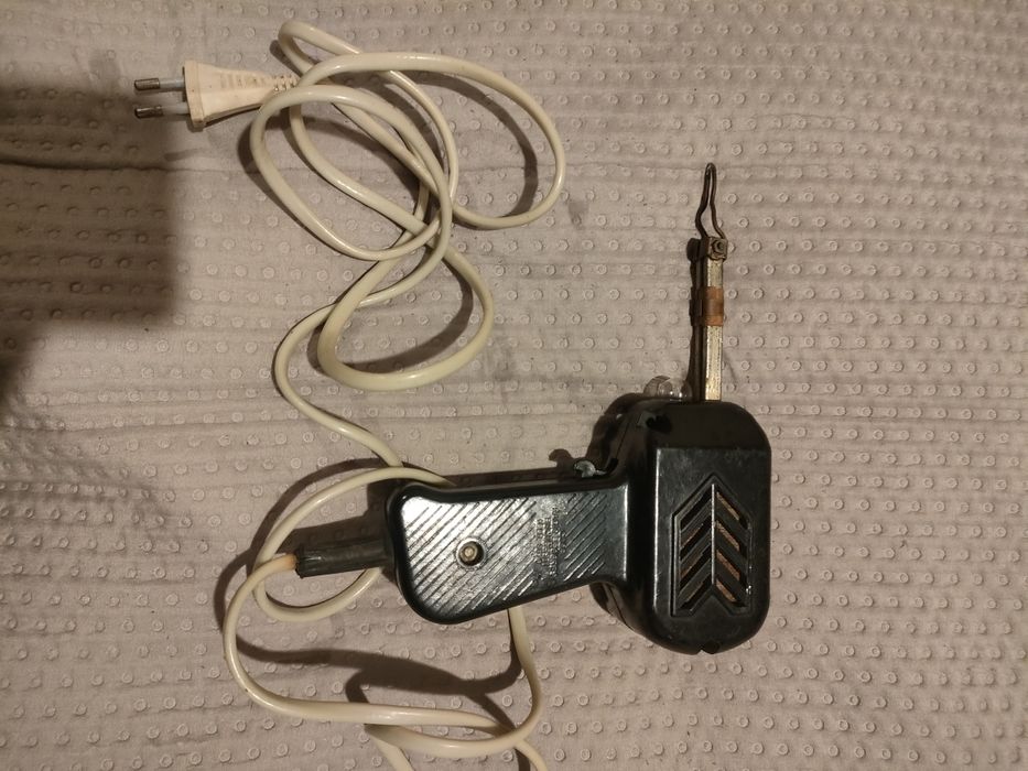 Pistol de lipit comunist