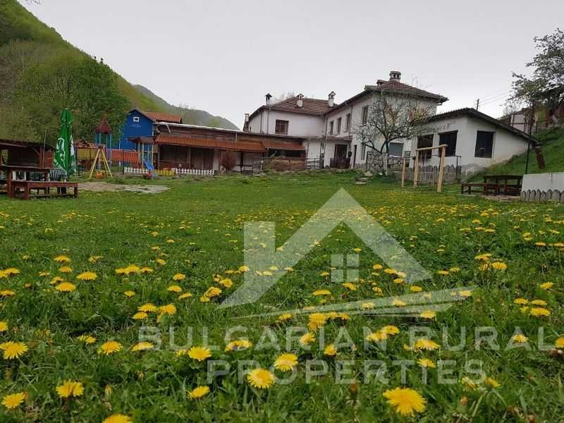 Продава се Хотел в с. Осеновлаг, Област София-област - 1200 кв.м за 375 €/кв.м - Снимка #2