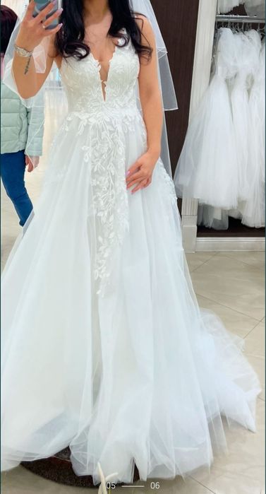 Сватбена рокля с дълъг воал