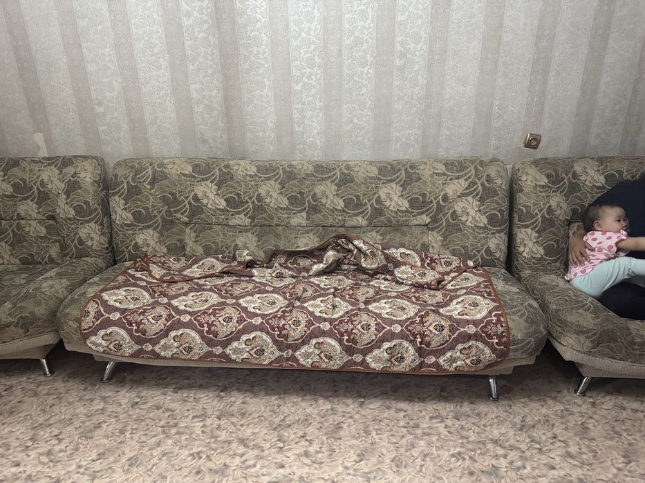 Продам диван состояние средный