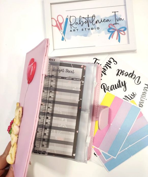 Финансов планер декориран с полимерна глина.