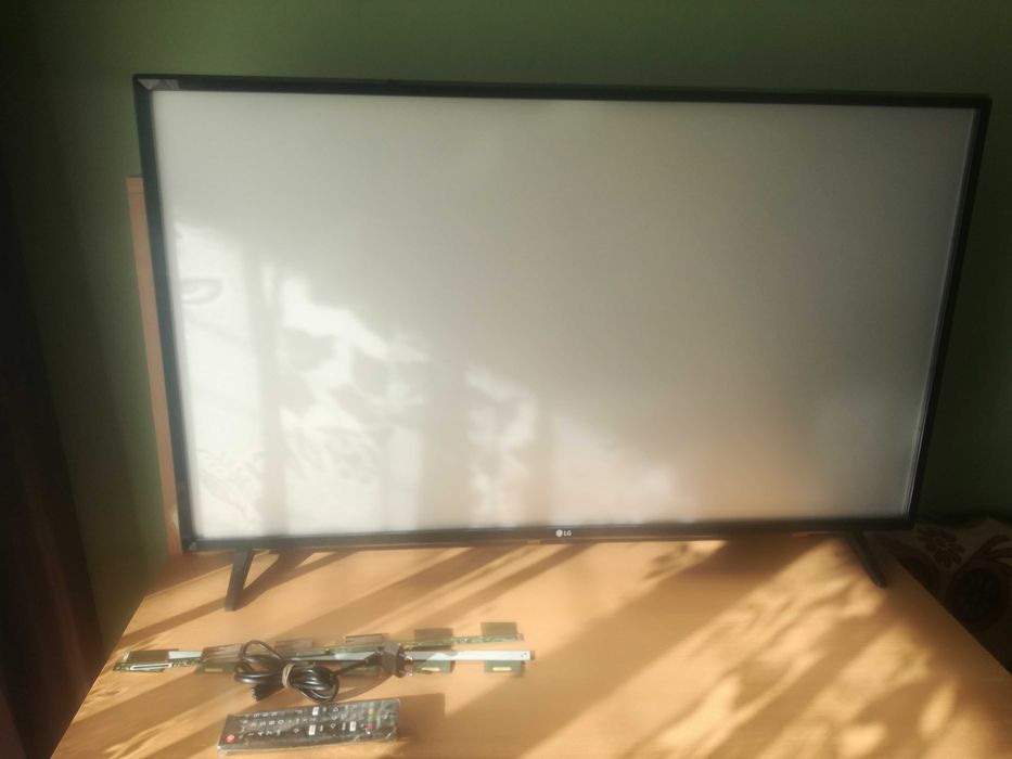 Продавам части без матрицата  от Телевизор LG 43"UM7000PLA