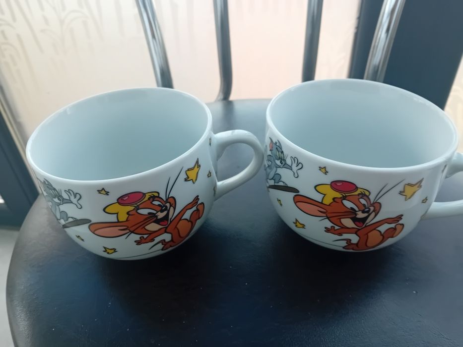 Două căni de ceai or lapte cu tom și Jerry noi