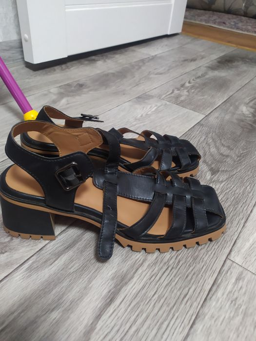 Женские босоножки