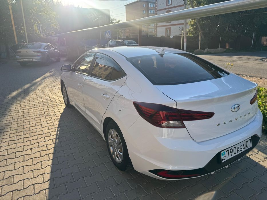 Продам машину Hyundai Elantra