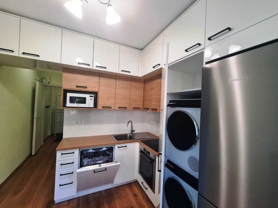 Дава се под наем Тристаен апартамент в София, Център - 100 кв.м за 1485 € - Снимка #1