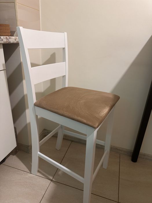 De vanzare 2 scaune de lemn masiv