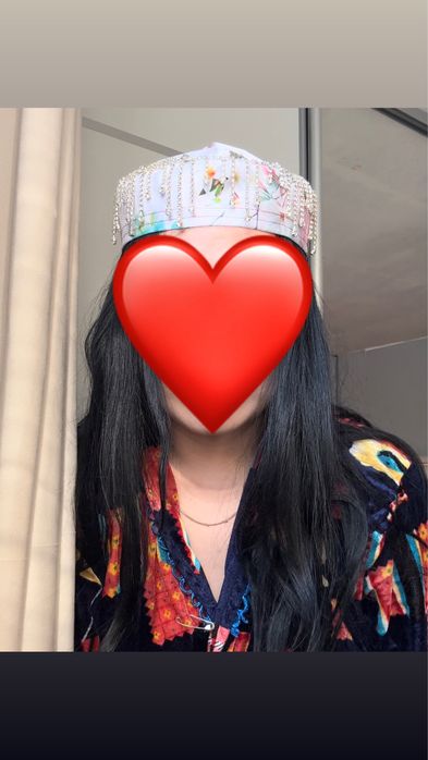 тақиялар түрлі түсті