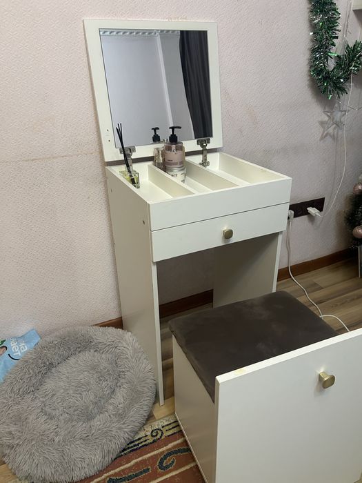 Продам туалетный столик