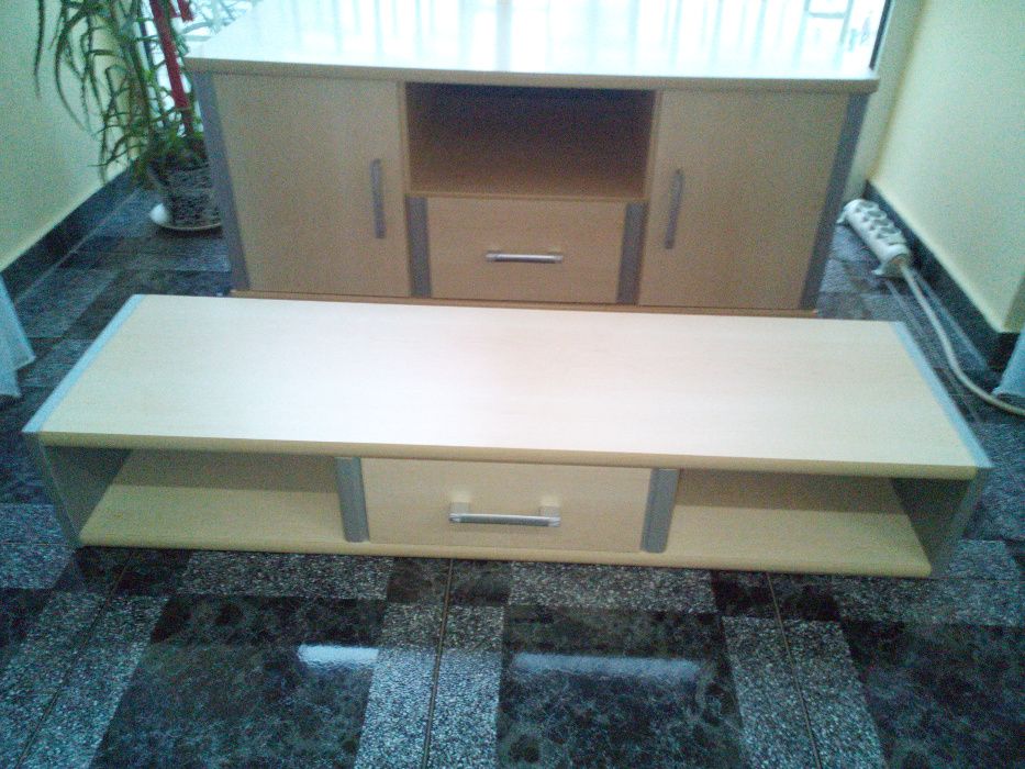 Vând comodă plus etajeră.