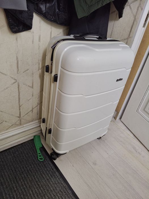 Чемодан белый, на чётыркх колесиках.