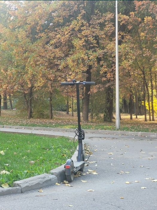 Продам электросамокат xiaomi essential