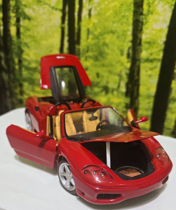 Ferrari 360 Spider 1:18 HotWheels
9/10, mici zgârieturi și una