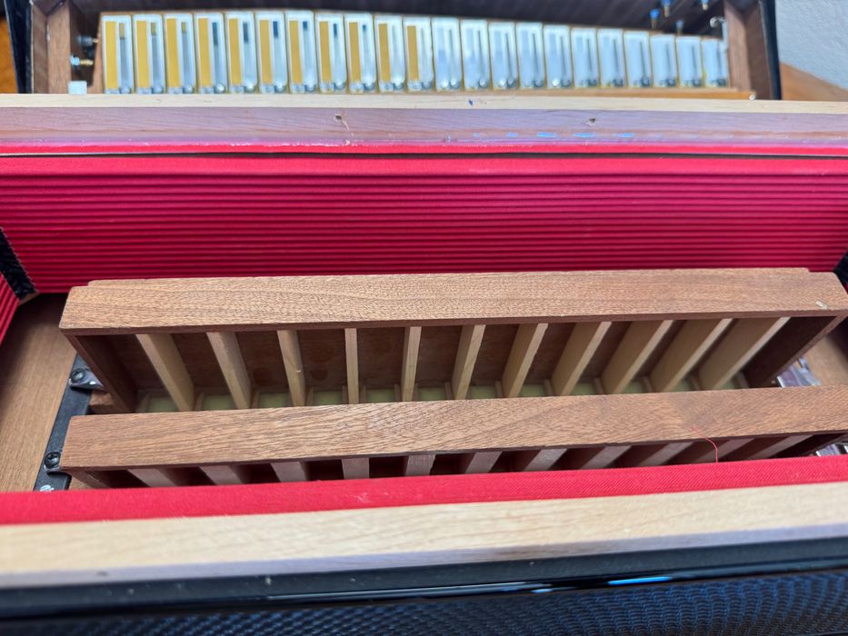 Acordeon Serenelli cu 2 scaune în cassotto, muzica veche Antonelli pentru sistem Midi