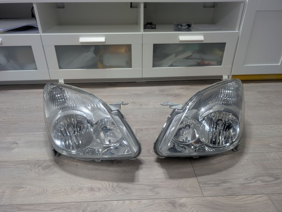 Оригинални фарове ляв и десен Toyota Corolla Verso 2001-2003