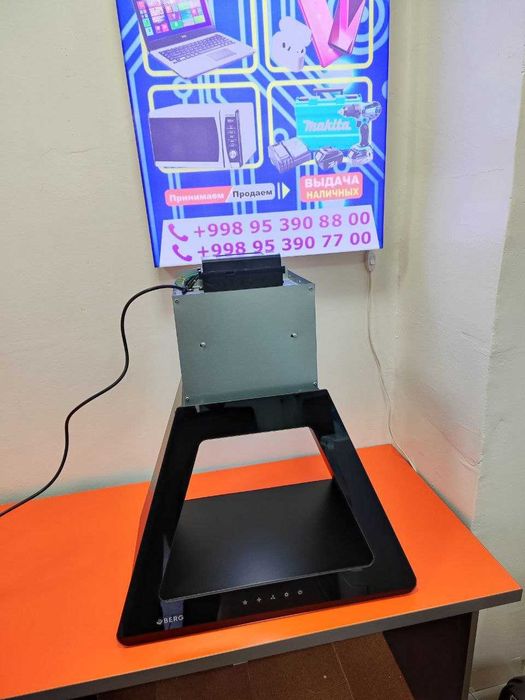 Продается новая вытяжка для кухни  BERG