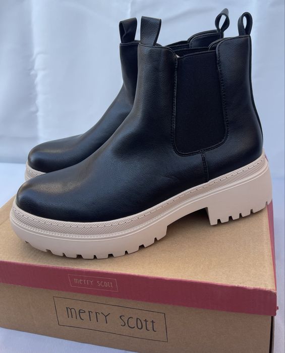 Дамски боти с бяла подметка