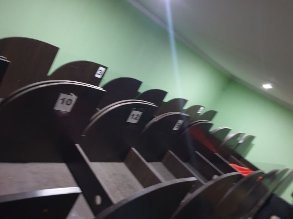 Компьютерные столы со стульями мониторы 22 и 18