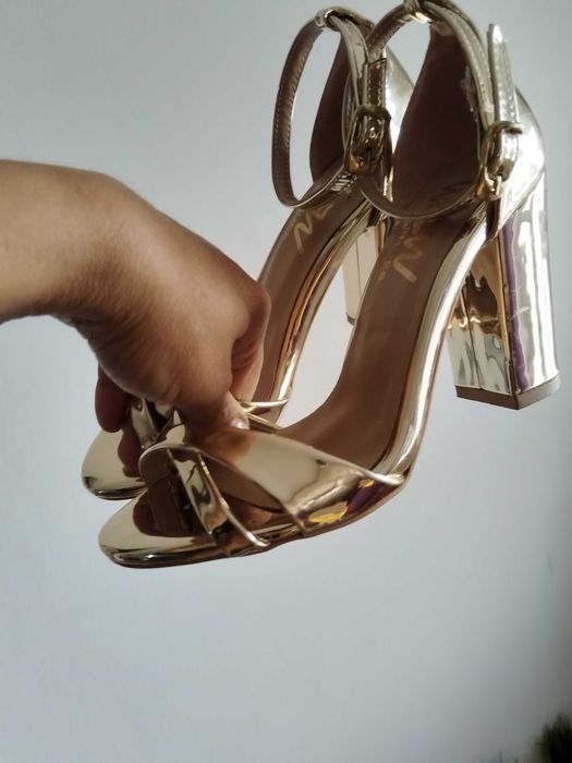 Încălțăminte de damă aproape noi