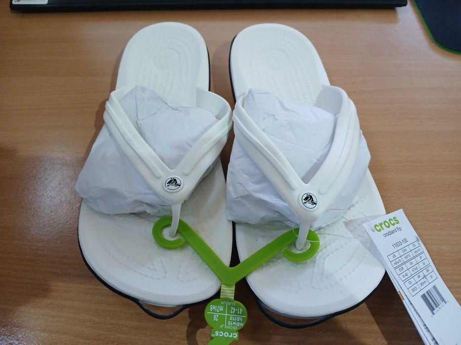Slapi Crocs Crocband Flip unisex marimea 41-42, albi