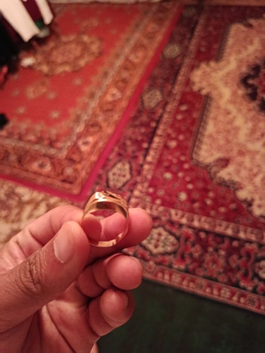Tilla uzuk sotiladi olinganiga 10 oy buldi 1 xafta toqilgan