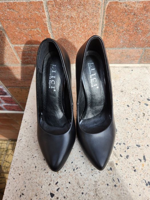 Кожени обувки на висок ток