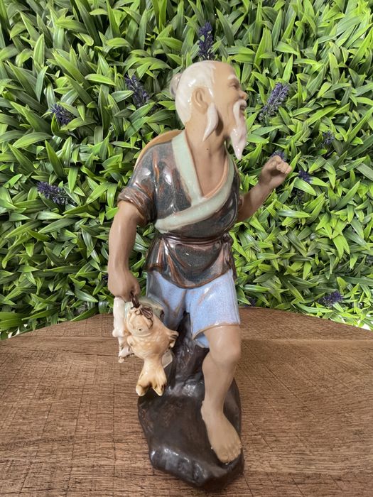 Bătrân cu pălărie și pești