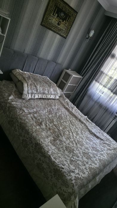 Продам кровать двуспальную за символическую сумму. С матрасом.