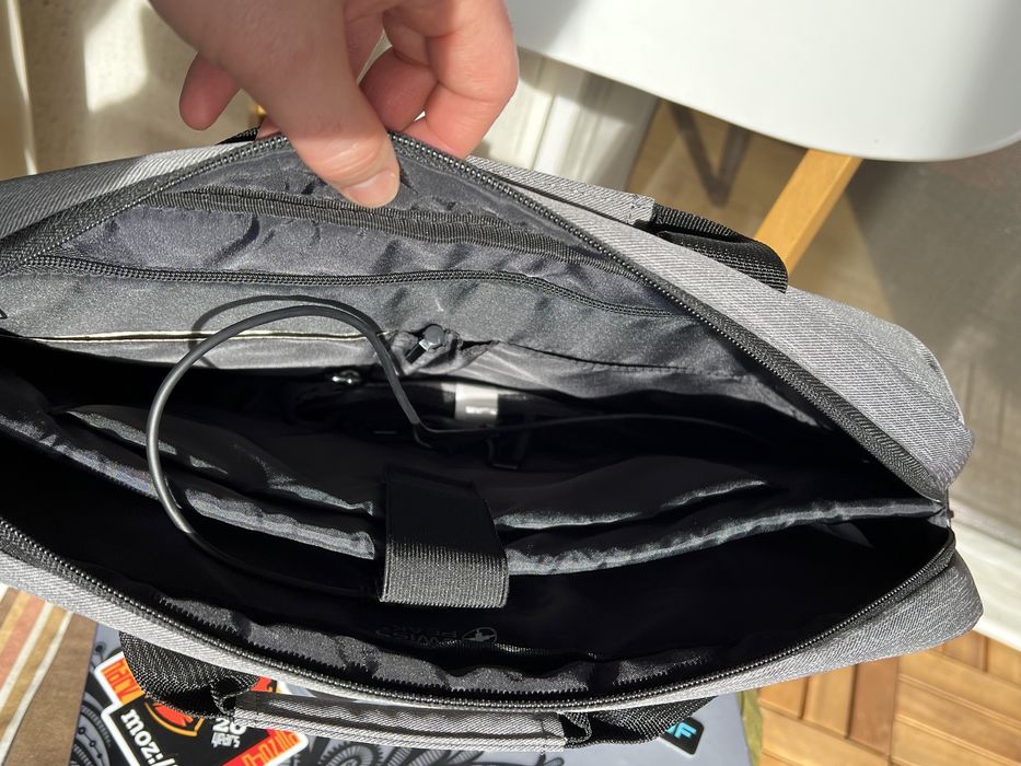 NOUA NOUTA: Geanta RFID laptop 15.6 Swiss Peak mufa USB