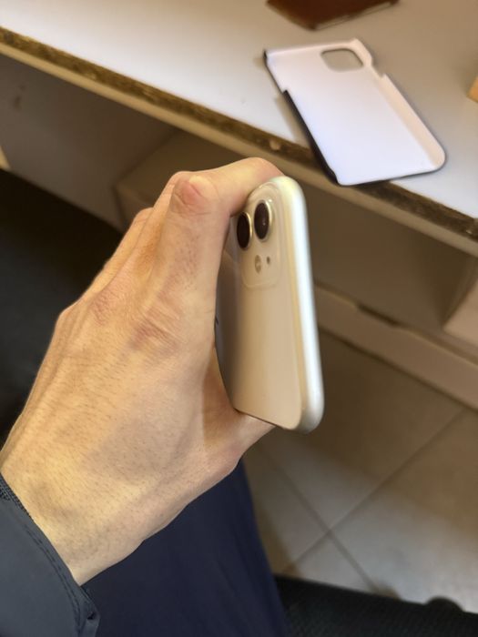 Айфон 11 с гаратей