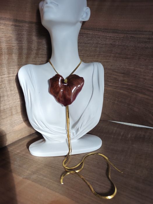 Колие с естествен цвят на Антуриум.