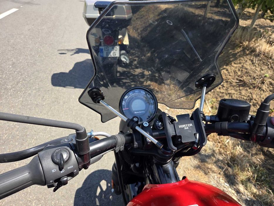 Vând Royal Enfield Hunter 350, model Rebel Red, în stare impecabilă.