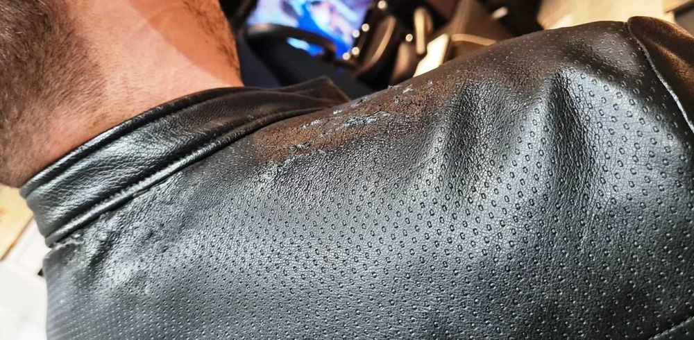 Яке от еко кожа Гес - GUESS