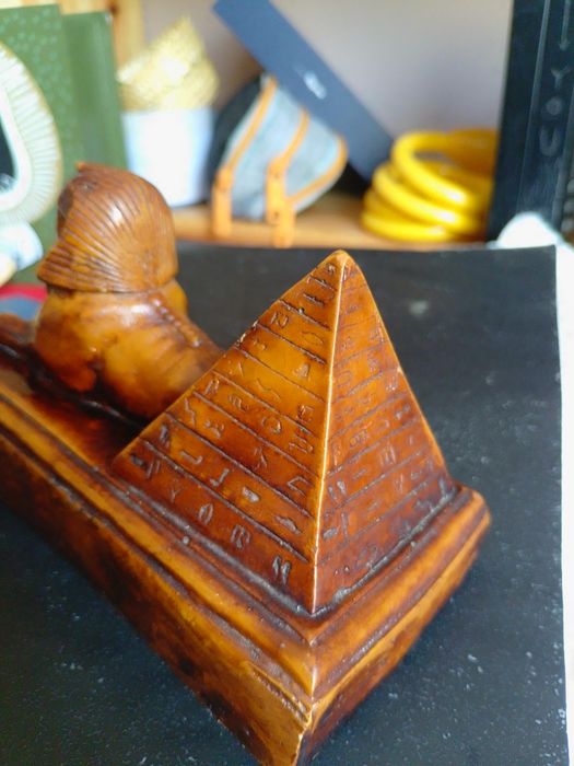 Statueta sculptata rară sfinx cu piramida in spate 15x7 cm